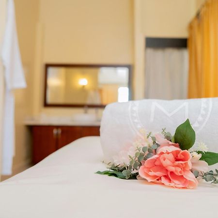 Majestic Colonial Punta Cana (Adults Only) Eksteriør bilde A bed with a flower