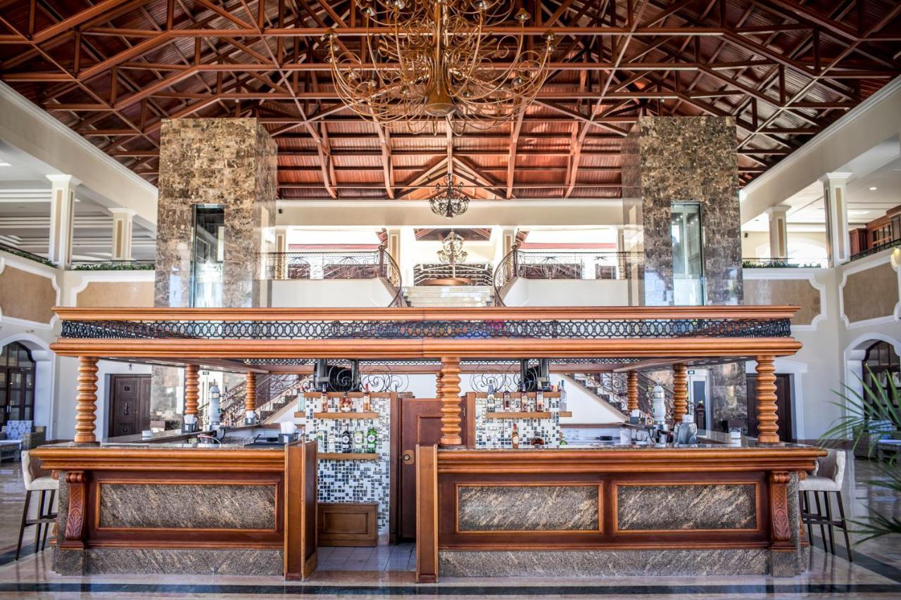 Majestic Colonial Punta Cana (Adults Only) Eksteriør bilde The bar at the lobby