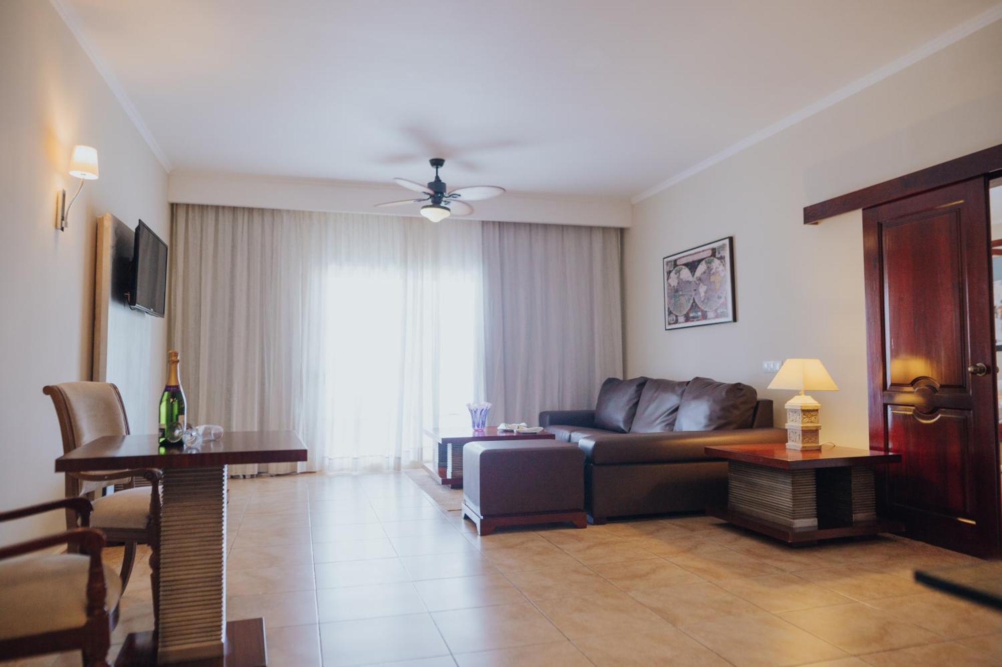 Majestic Colonial Punta Cana (Adults Only) Eksteriør bilde A suite at the hotel