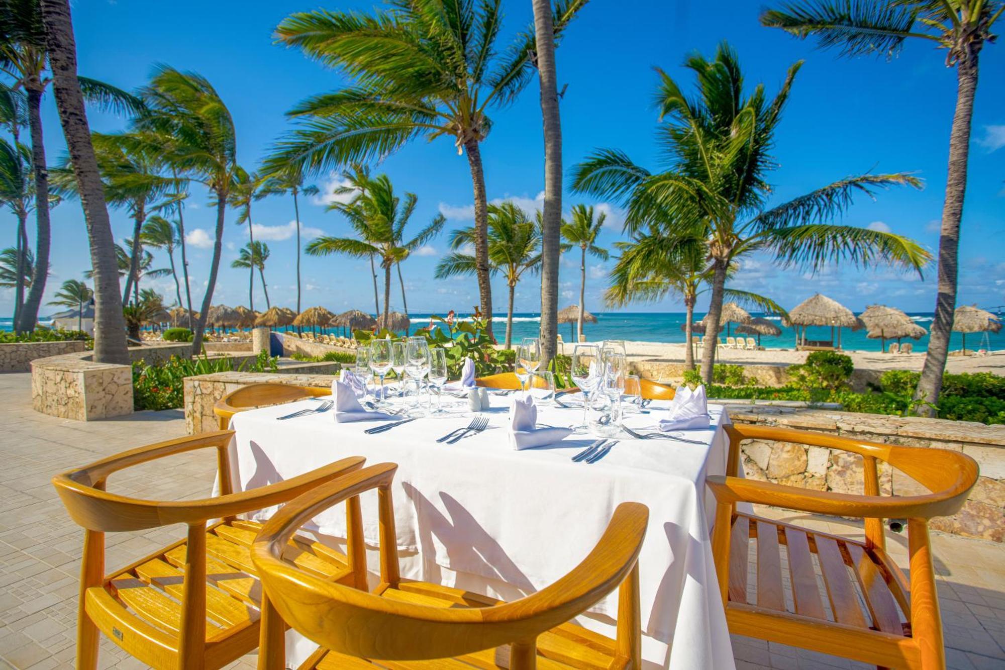 Majestic Colonial Punta Cana (Adults Only) Eksteriør bilde Outdoor dining at the Iberostar Grand Hotel Bávaro
