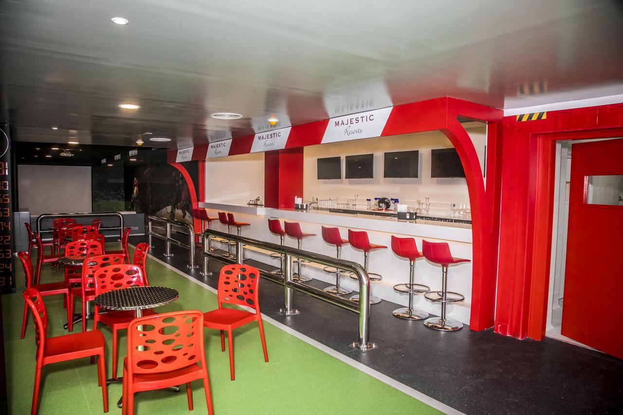 Majestic Colonial Punta Cana (Adults Only) Eksteriør bilde The bar on board